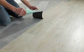 Comment coller du PVC sur du carrelage ?