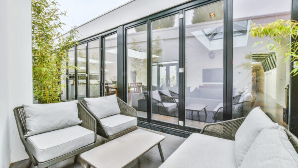 Comment intégrer parfaitement une véranda alu à votre habitation existante ?