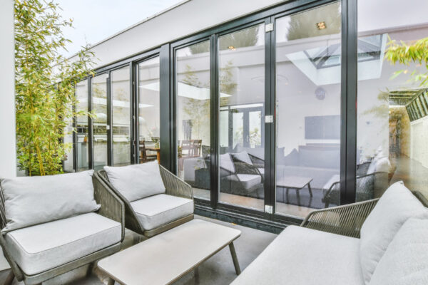 Comment intégrer parfaitement une véranda alu à votre habitation existante ?