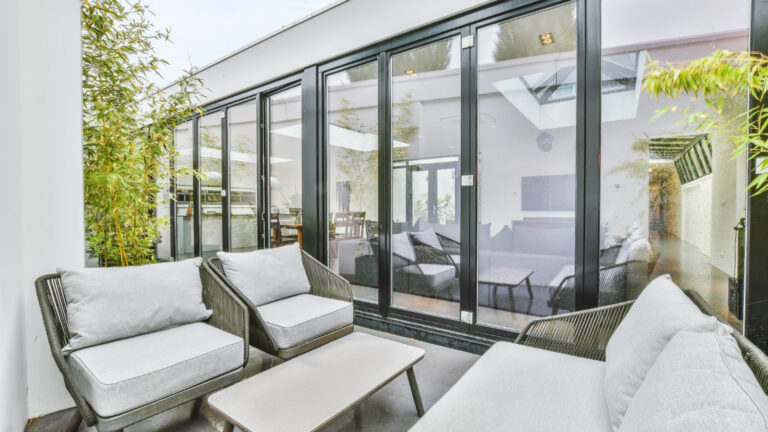 Comment intégrer parfaitement une véranda alu à votre habitation existante ?